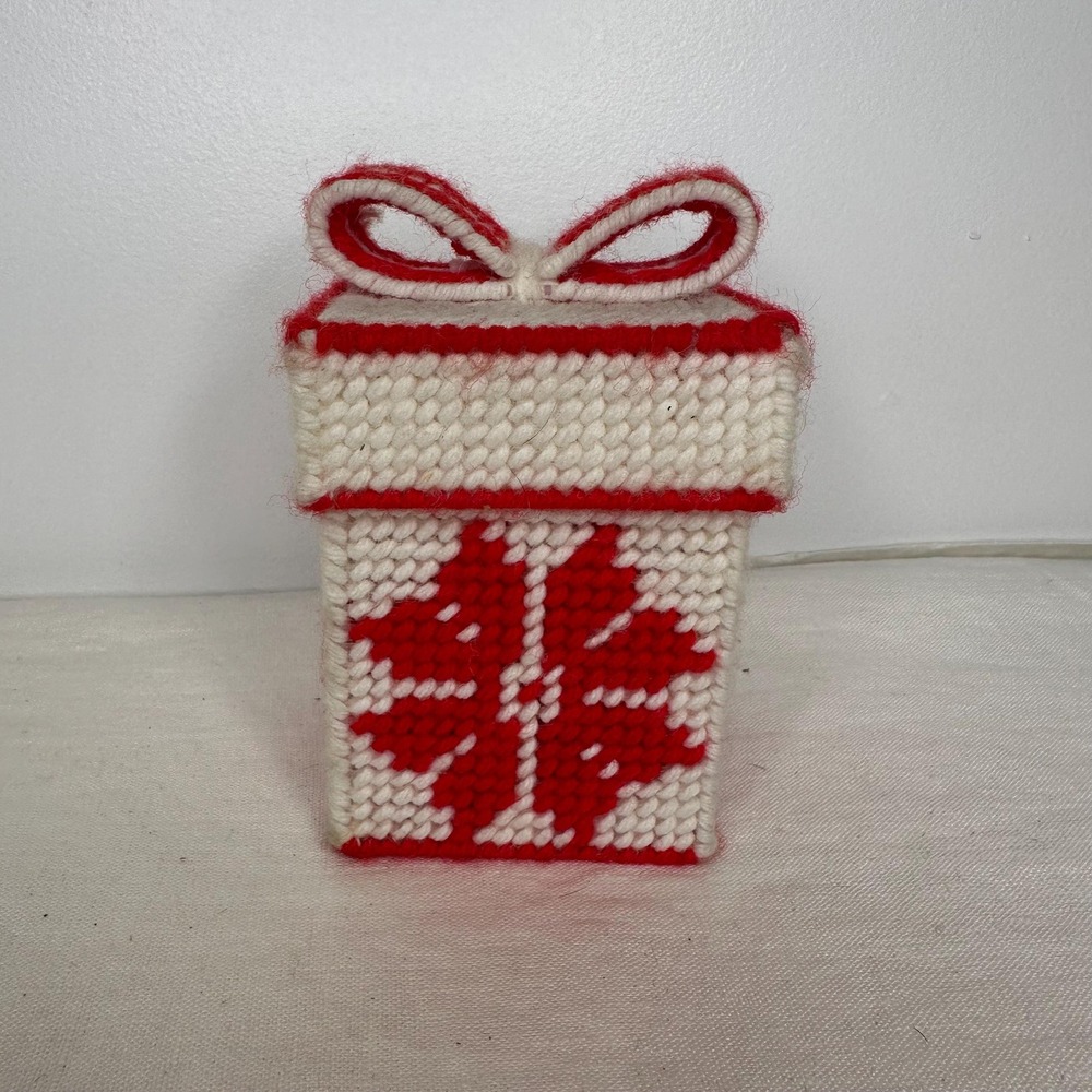Vintage Christmas Snowflake Box Plastic Canvas Red White Yarn Needlepoint 5in